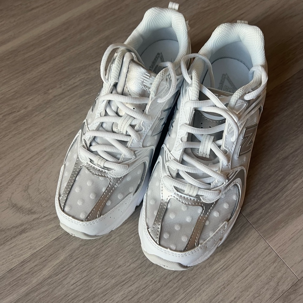 New Balance white polka dot shoes, size 6.5 - Picture 3 of 5